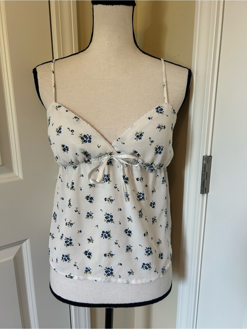 No Boundaries White Floral Spaghetti Strap baby doll Tank Top